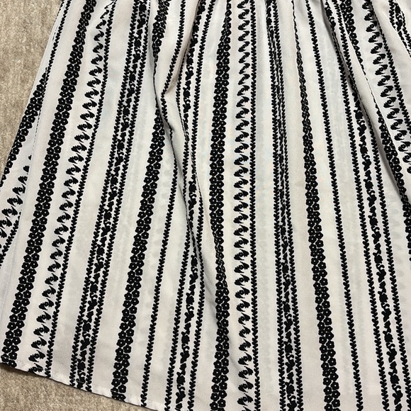 3X black and white flowy top ruffle short sleeves keyhole neck - Picture 3 of 5